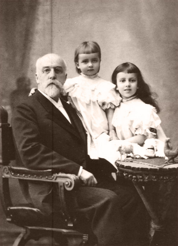 Николай Петрович Вишняков с внучками
